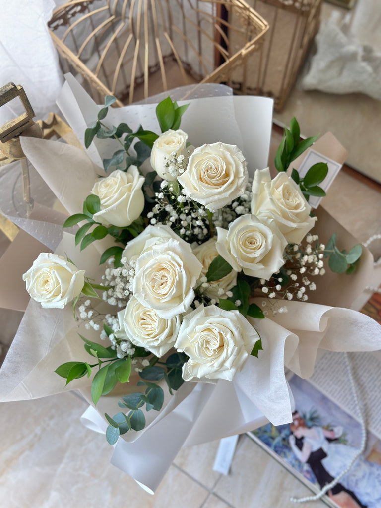12 White rose bouquet with baby's breath 