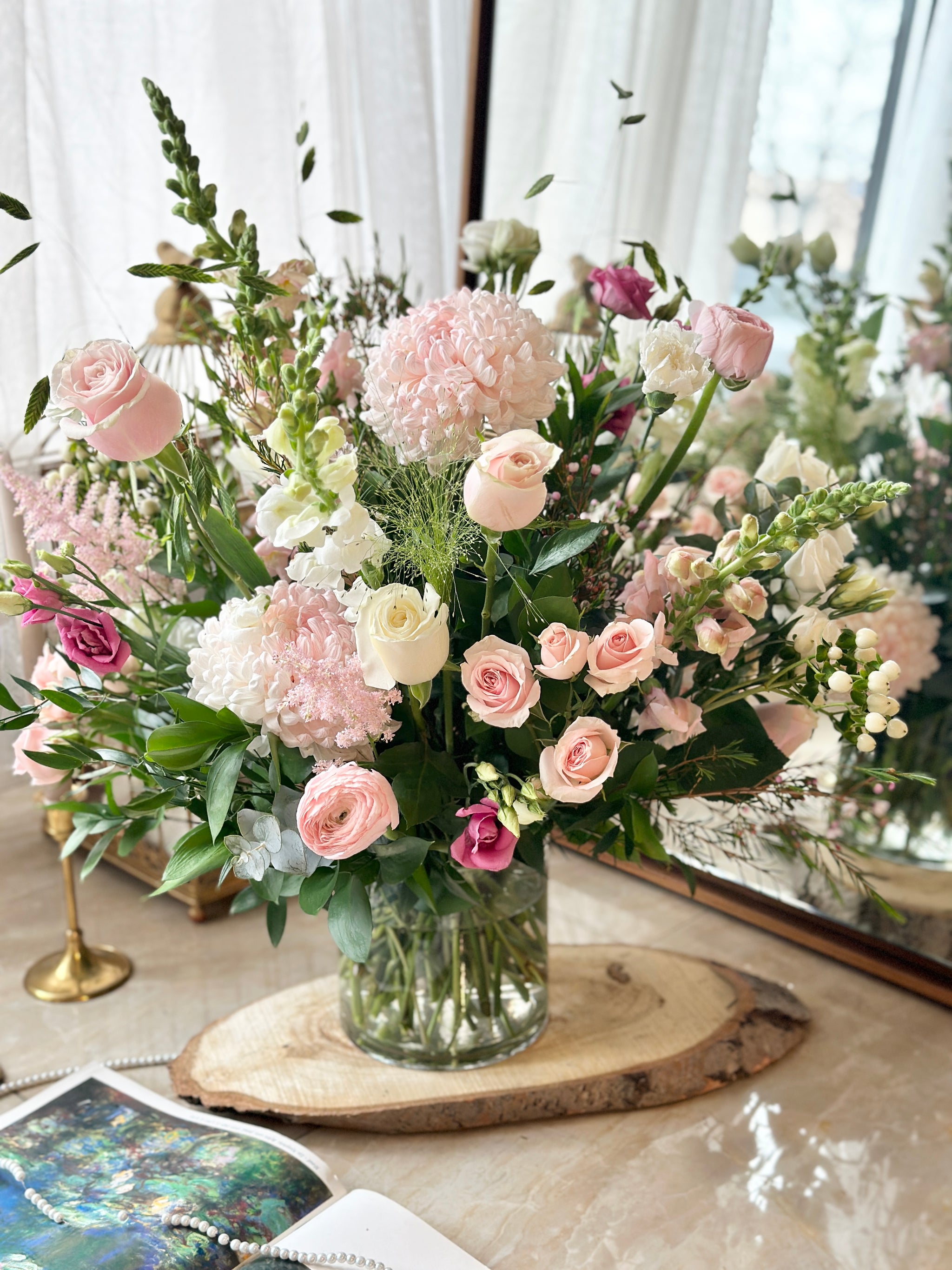 la.vie.en.rose88ページです。 White & Pink Deluxe Flower Arrangement | La Belle Fleur