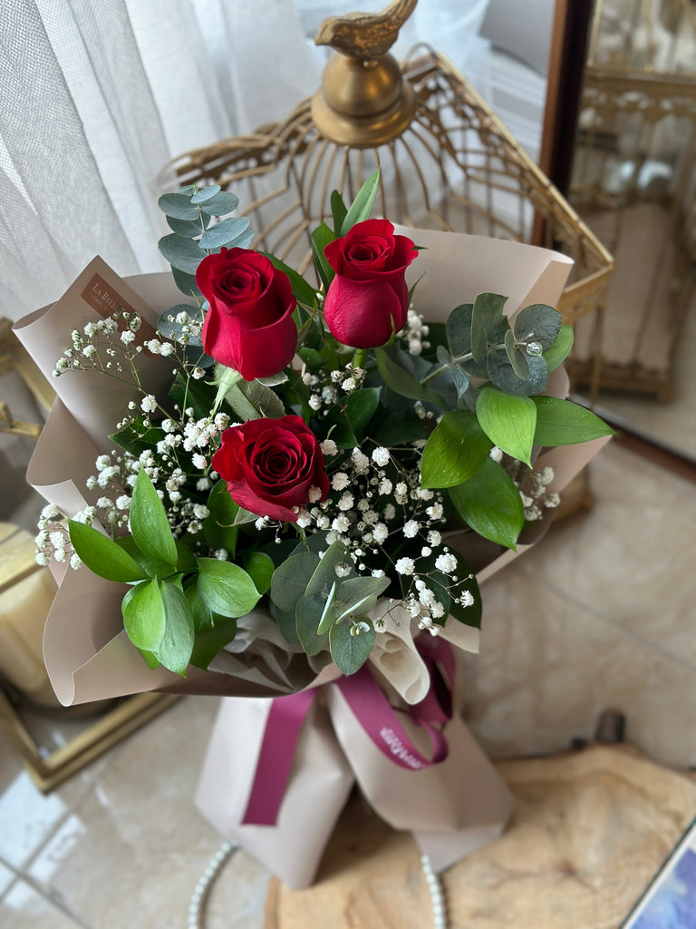 3 red roses bouquet with baby's breath