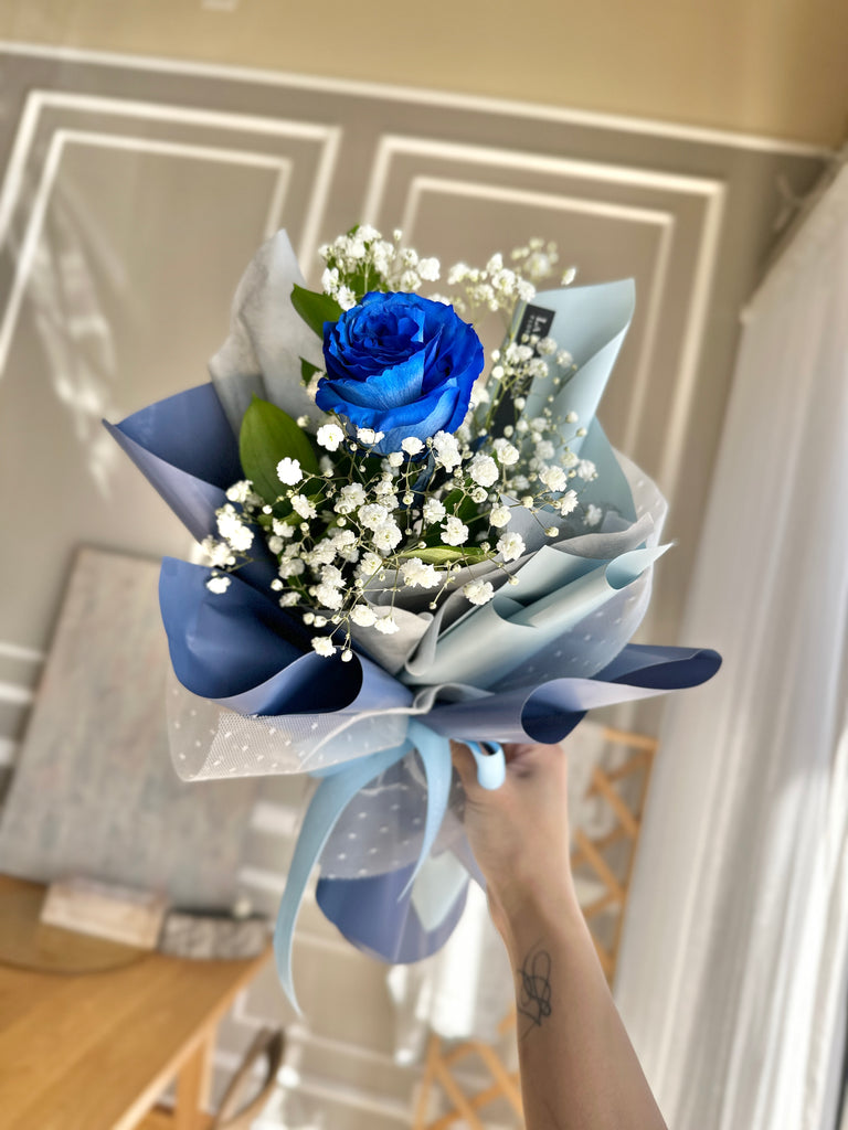 blue single rose bouquet with baby's breath