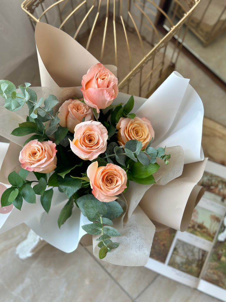 6 Peach roses bouquet