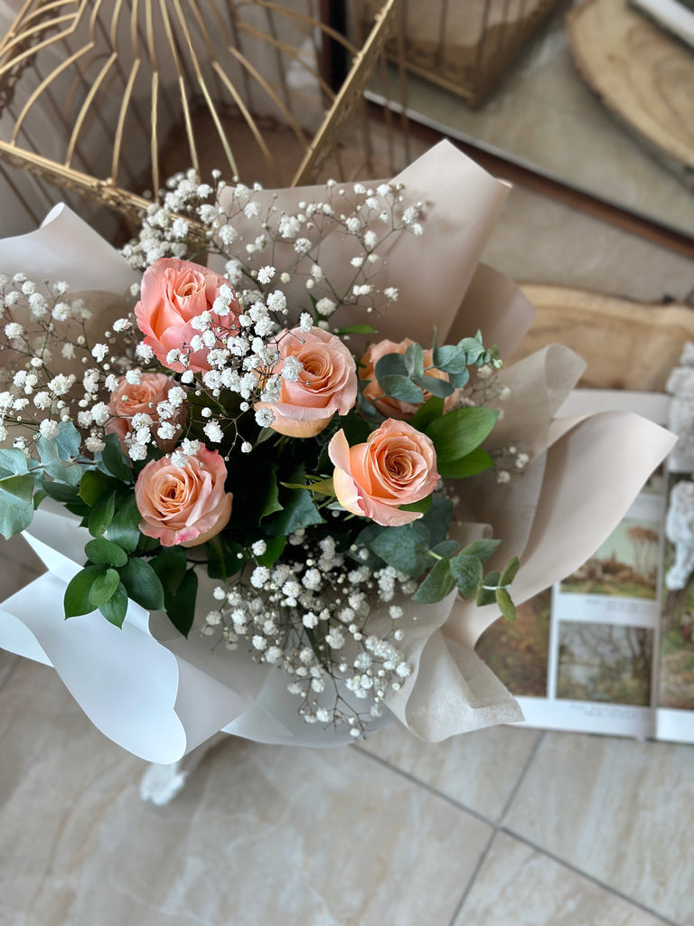 6 Peach roses bouquet with baby's breath