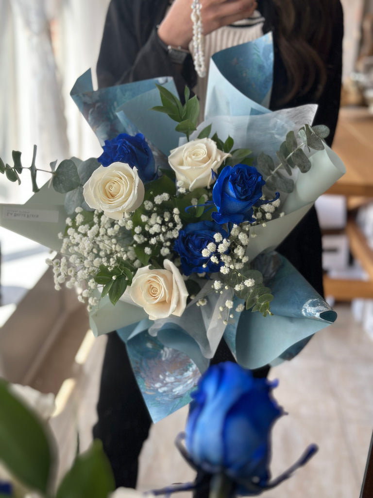 6 Blue rose and white rose bouquet