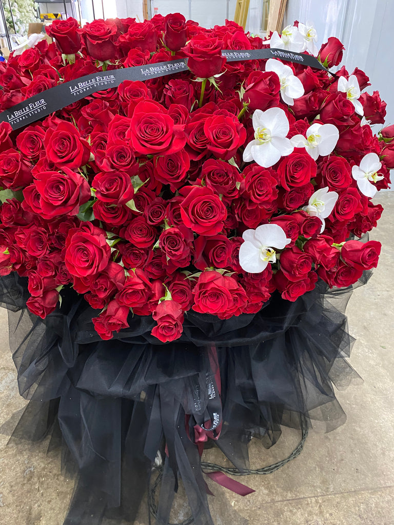 Luxury 1000 roses bouquet with black wrapping 
