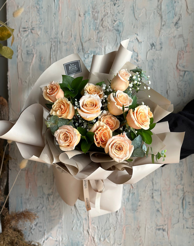 12 Peach roses bouquet with baby's breath
